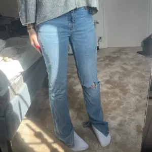 jeans med ett hål o slits innanför fötterna, midwaist