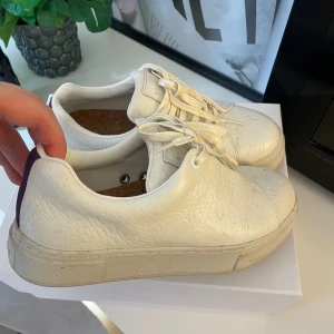 Vita Eytys  - Super fina Eytys skor i strl 38. Endast använda en gång på studenten så går absolut att tvätta bort de ytliga smutset med en trasa eller i tvättmaskin. 2100 nypris, säljer för 1000