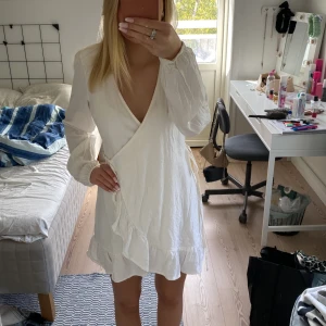Klänning  - Jätte gullig vit klänning från bikbok💕 Storlek xs💗