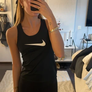 Linne - Träningslinne från Nike. I princip oanvänt. Sitter som en vuxen XS 🥰