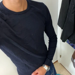 Svart långärmad tröja från Selected Homme - Säljer en stilren marinblå långärmad tröja från Selected Homme. Perfekt för både vardag och fest. Tröjan är i bra skick och har en normal passform. Tillverkad i ett mjukt och bekvämt material.