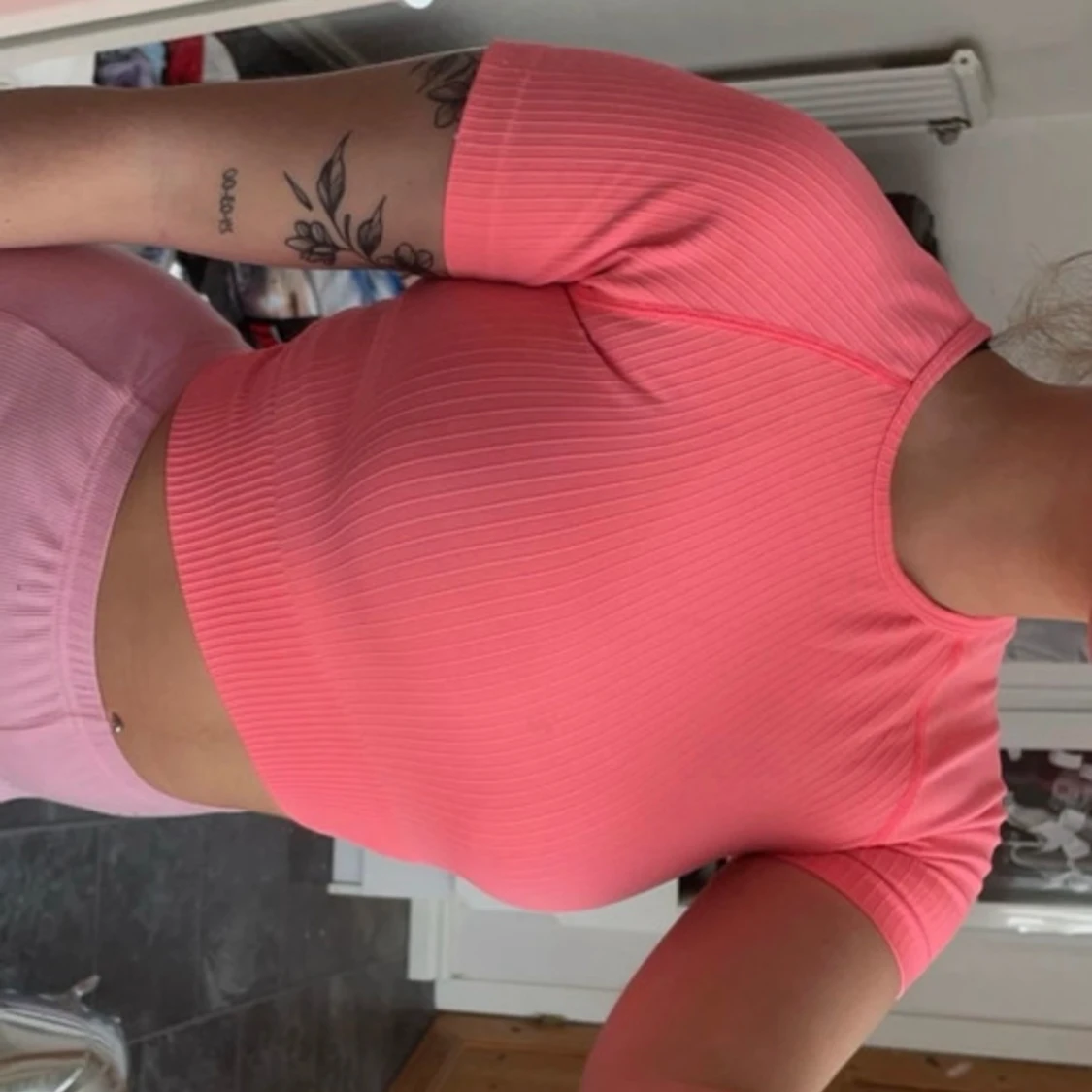 Rosa ribbad croppad topp - 90