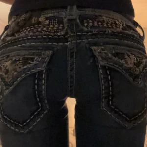 miss me jeans 25/32 - supersnygga miss me jeans i storlek w23 l32 som tyvärr inte passade mig, köpta här på plick så de bilderna som finns med byxorna på är de enda jag har ❤️En liten fläck men har ej prövat få bort den.  midjemått:35 innerbenslängd:77