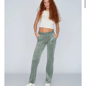 Juicy couture byxor i ljus grön - Snygga gröna mjukisbyxor från juicy couture i sammet med snörning i midjan. Byxorna har en avslappnad passform och praktiska fickor både fram och bak. Perfekta för en chill dag hemma eller en avslappnad utflykt. Kostar 1200 nypris 💓