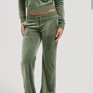 Mörkgröna juicy couture byxor  - Snygga gröna mjukisbyxor från juicy couture i mjukt material med praktiska fickor fram och bak. Byxorna har en bekväm passform med dragsko i midjan för justerbarhet. Perfekta för en avslappnad stil. Kostar 1200 nypris 💓