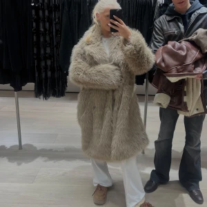Beige/grå pälsjacka - Hej!! Säljer nu denna super gosiga classy pälskappan, älskar!! Får ingen användning för den därav säljer jag nu:-) endast använd 2 gånger💓