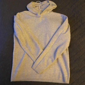 Beige stickad hoodie - Tja! Säljer nu denna beiga merinoull tröjan. Säljer pg av att jag inte använder den. Tröjan är i storlek 12-14 men passar för de som använder XS och kanske S. Tröjan är i perfekt skick förutom att den har två små defekter på baksidan av den vänstra armen. Pris kan diskuteras vid snabbt köp.