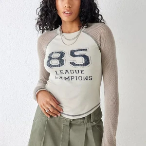 Y2k tröja - Cool beige topp köpt på Urban Outfitters runt 400 kr men säljs inte längre. Har små täcken på användning men ingenting man tänker alls på. I st M men små storlekar så sitter perfekt på mig som är XS/S. Perfekt att ha till vardags eller fest. Pris kan diskuteras.