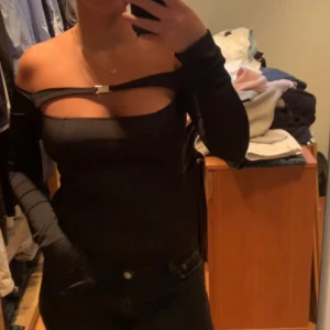 Svart off shoulder topp  - Perfekt fest topp, aldrig andvönd endast testad så den är i toppen skick! 