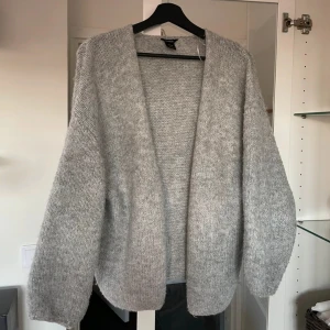 Lindex kofta - Säljer nu min lindex kofta som knappt är använd, strl M/L men sitter bra på min som normalt sett har S/M, inga defekter, lånade bilder och egna bilder finns vid intresse🥰FRI FRAKT vid köp mellan 18-22 idag