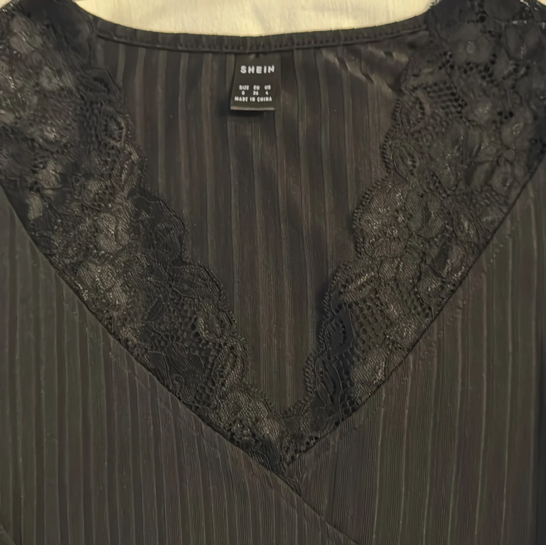 Svart långärmad topp med spetsdetaljer - 92