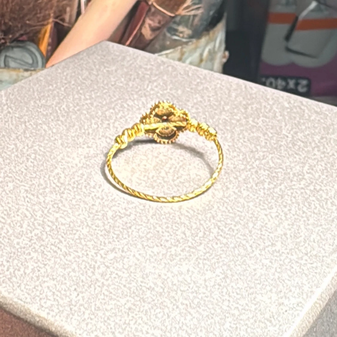 Guldfärgad ring med blomdetalj - 90