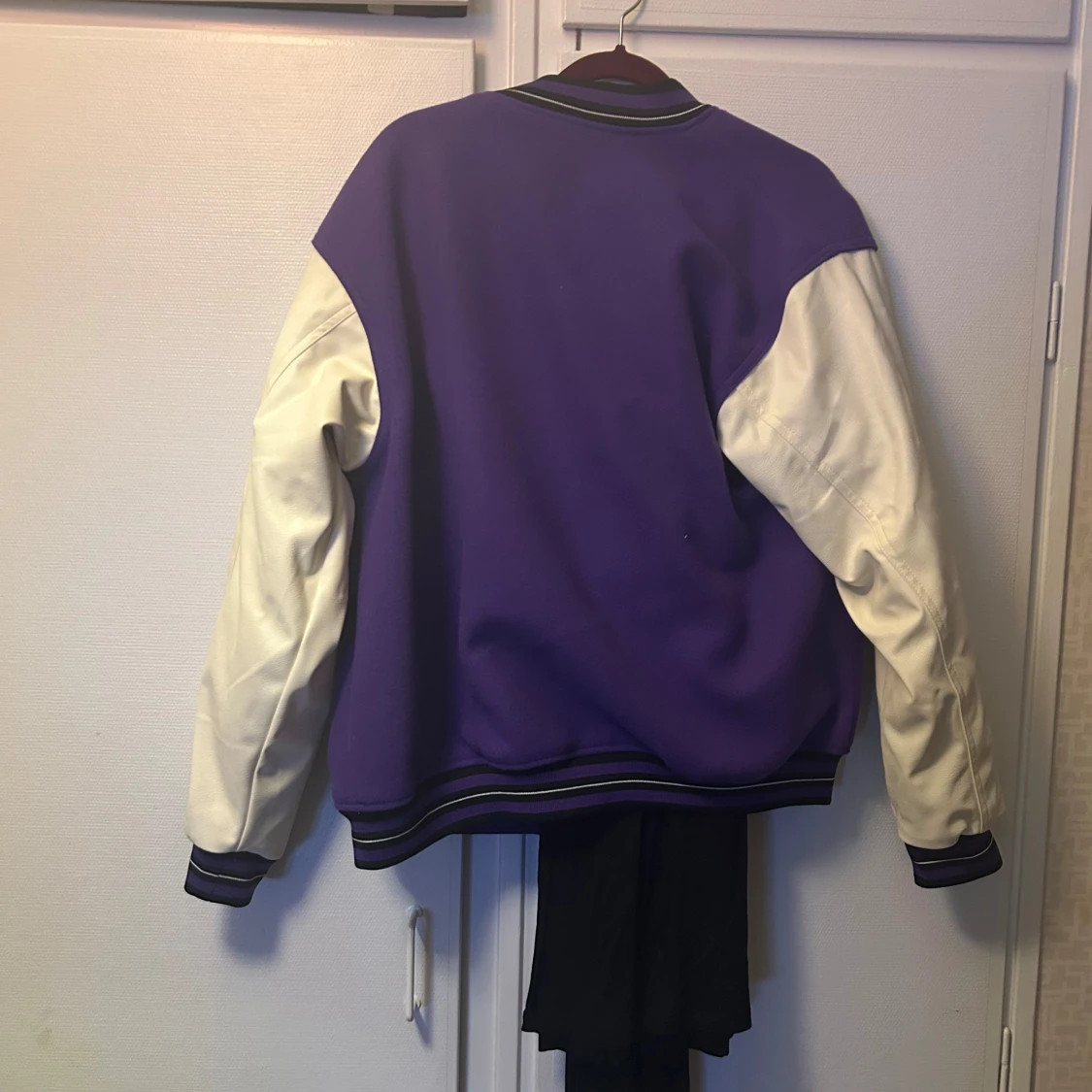 Lila och vit bomberjacka - 90