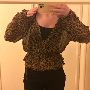 Leopard mönstrad blus - Knyte finns, passar Xs och S
