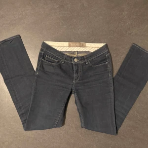 Lågmidjade jeans - Super snygga lågmidjade bootcut jeans från Zara, står storlek 36 men skulle säga att de är mer som 34/32 (passar xs) har tyvärr inga bilder på då dom är försmå. Bra skick! Säljer direkt för 199kr via köp nu 💞💞