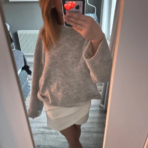 Vit kjol med dragkedja🤍🫧 - Säljer en stilren vit kjol med dragkedja baktill. Kjolen har en tight passform och är perfekt för en chic look. Den är kort och passar bra till olika toppar och tröjor. Från Zara🤩 kjolen är snygg på sommaren när man är solbränd😍💘