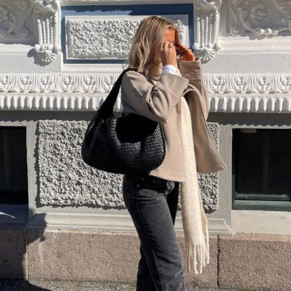 Snygg svart axelväska med flätat mönster. Rymlig, på insidan finns 4 olika fack. Använd fåtal gånger så den är i väldigt fint skick. Köptes för ca 600 kr men säljer för 400 + frakt. (Lånade bilder från hemsidan)🥰💕. Laukut & Käsilaukut.