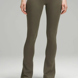 Lululemon mini flare  - Lululemon träningstights i färg army green. Storlek S/2. Perfekta för powerwalk eller pilates klass! Säljer då de inte kommer till användning (använd 2 gånger så ingen prislapp kvar men annars helt nyskick)