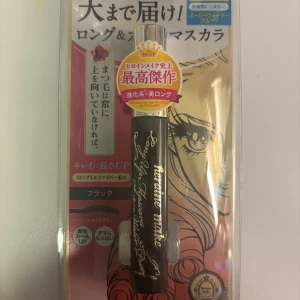 Heroine Make Long & Curl Mascara - Heroine Make Long & Curl Mascara i svart med en böjd borste för att ge långa och definierade fransar. Den vattenfasta formulan håller hela dagen utan att smula eller kladda. Perfekt för att skapa en dramatisk look med volym och längd. JÄTTE vattenfast.