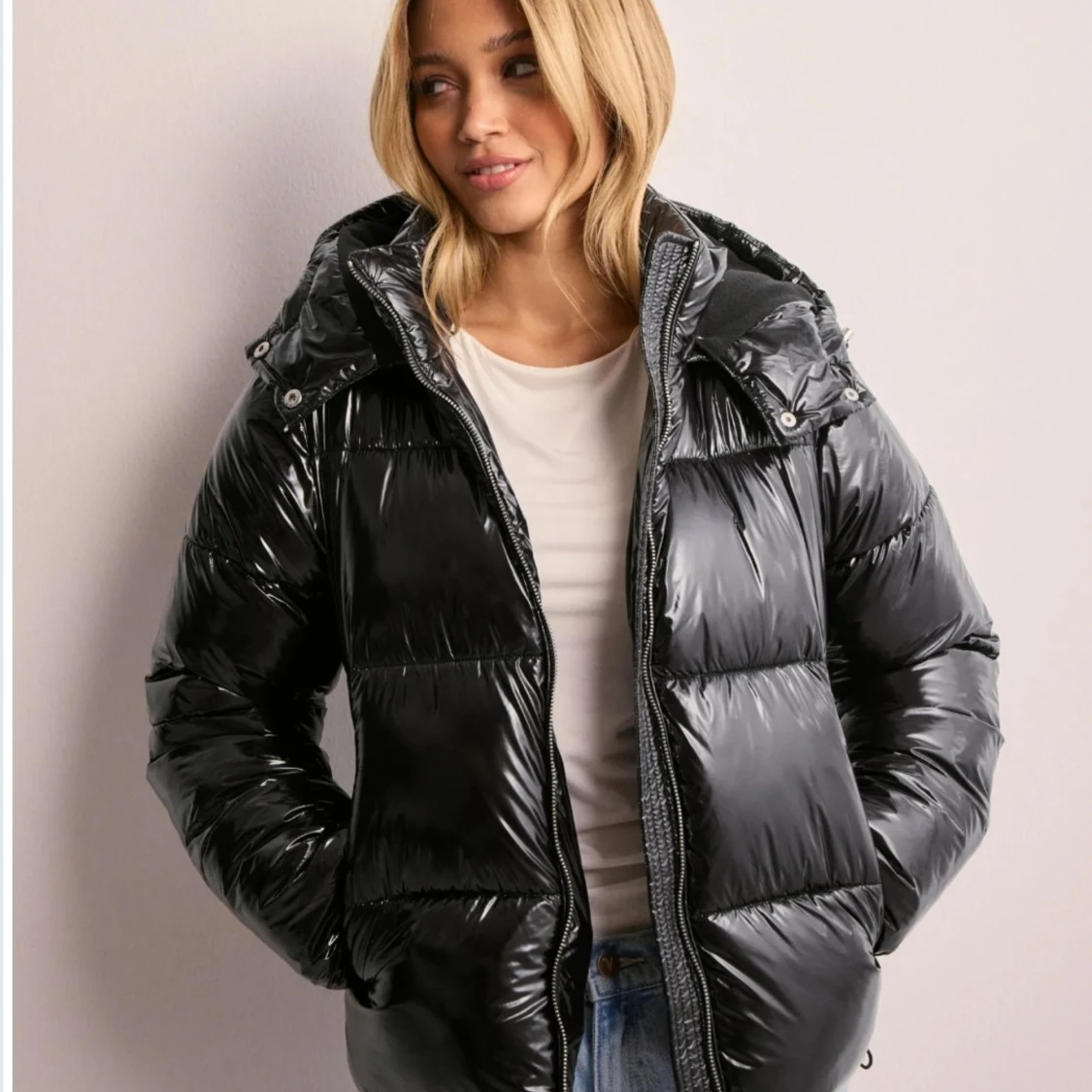 Svart glansig pufferjacka - 91