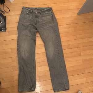 Grå jeans från Weekday - Säljer ett par grå jeans från Weekday i modellen 'Space Relaxed Straight'. Storlek 29/32. Säljer då det är för korta för mig. Va inte rädd för att fråga. Priset kan diskuteras. 