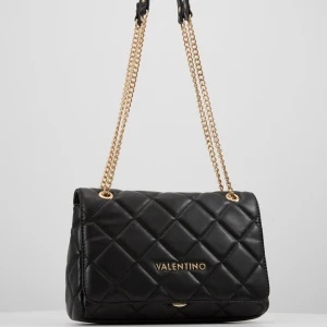 Valentino väska  - En jätte fin och effektiv väska för att få plats mycket! Nypris 1500 men säljer för 450 pågrund av lite missfärgning på kedjan men syns inte💓