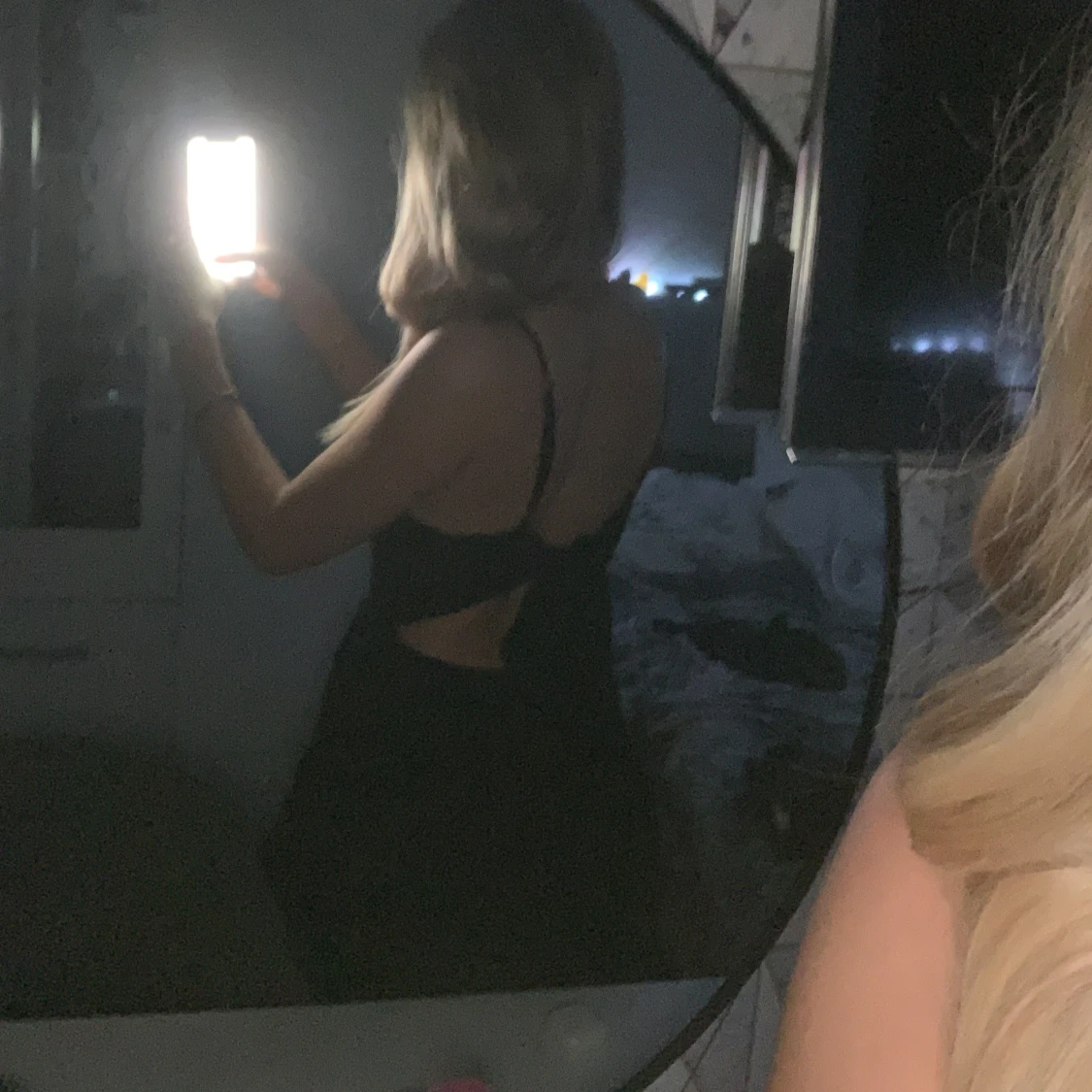 Svart klänning med volangdetaljer - 90