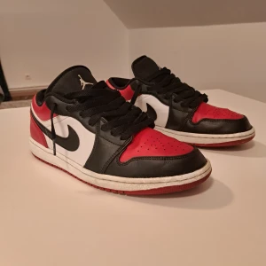 Jordan 1 low bred toe  - Säljer ett par Jordan 1 low bred toe i storlek 44