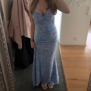 Glittrig blå balklänning  - Jag säljer nu min älskade balklänning. Endast använd en gång så super skick!! Inga defekter alls. Pris kan diskuteras! Hör av er om ni har frågor🥰