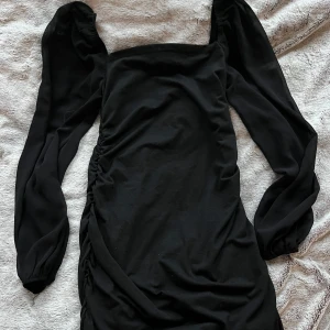 Svart klänning med långa ärmar - Elegant svart klänning med långa ärmar och en åtsittande passform🤍