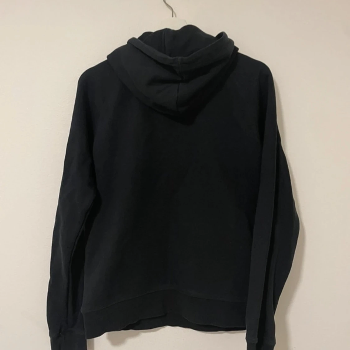 Svart hoodie från GANT - 91