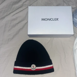Svart mössa från Moncler - Säljer denna moncler mössan pga jag ångra mitt köp. Finns att plocka i Gävle annars fungerar frakt också. Pris kan diskuteras har haft den i cirka 3 veckor 