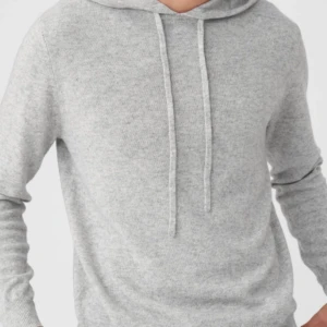 Grå hoodie i kashmir - Jag funderar på att ta in burberry halsdukar och  Kashmir luvtröjor för minst (minst 500 kr) – och                                                                   Burberry halsdukar har jag tänkt mig för(299 kr) – klassiskt trendiga.  Gilla inlägget och kommentera vilken du helst vill   Om intresset är stort kommer jag börja sälja dem snart!   