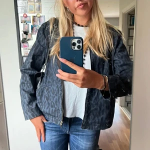 Cool Jeansjacka  - Säljer denna sååå snygga jackan köpt på Plick och passar mig som har S!😍
