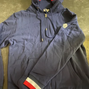 Moncler kofta  - Den ser lite skrynklig ut på bilden pågrund av att den inte har använts på ett tag. Inget fel på koftan. Funkar till storlek L och XL