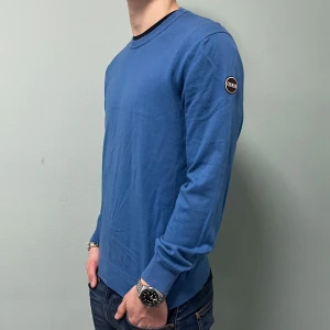 Colmar Tröja - Säljer en blå Colmar Tröja i storlek M. Modellen är 180. Hör av er vid intresse!!