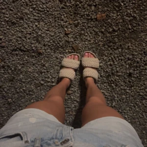 Duffy tofflor  - Så snygga vit/beiga tofflor från Duffy som tyvärr inte används längre💕storlek 39 men passar även 38, nypris 549