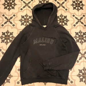 Mörkblå hoodie från Saint Laurent - Tjaba jag säljer en fet saint Laurent hoodie som tyvärr inte kommer till användning längre. Tröjan är i bra skick utan några skador. Om ni har några frågor är de bara att höra av er 