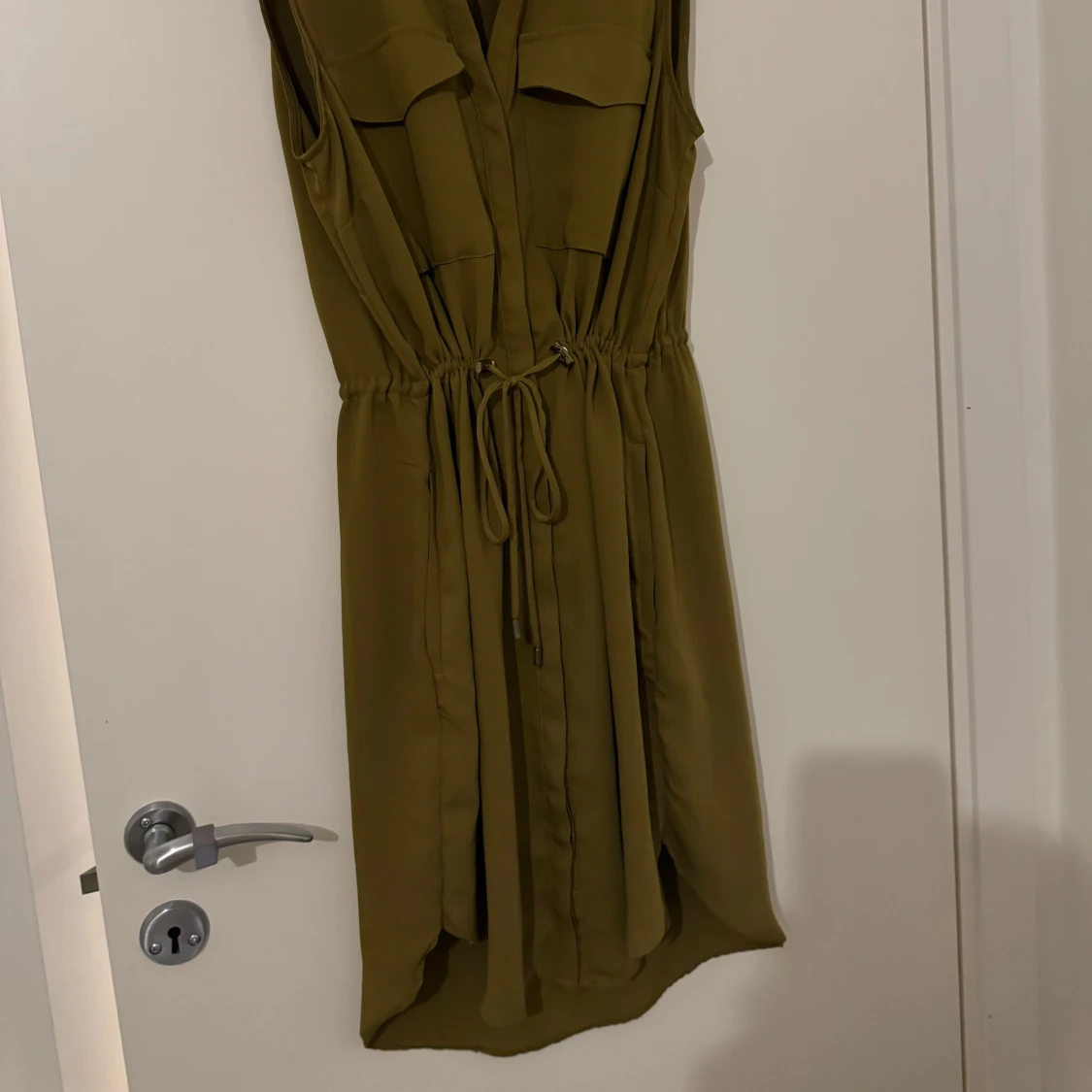 Olivgrön ärmlös klänning - 90