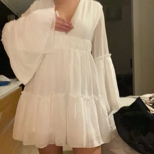 Vit klänning med volanger - Jättefin vit klänning 😊