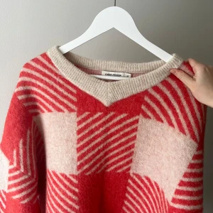 Carin Wester tröja - Stickad tröja från Carin Wester i storlek M. Fint skick!   Material gjort av alpacka, upp, polyamid och akryl. 