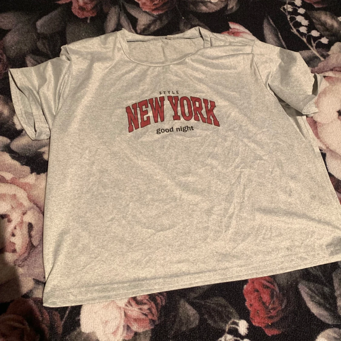 Grå t-shirt med New York-tryck