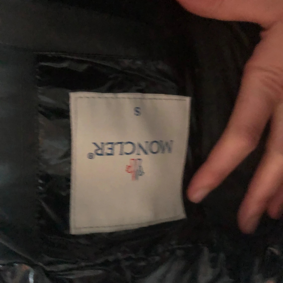 Svart glansig dunväst från moncler  - 92