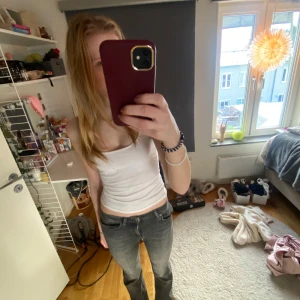 Grå jeans från ONLY - Super snygga grå jeans från ONLY!! Är omsydda mellan benen (se sista bilden) därav priset. Köpte för 700kr säljer för 100kr 😇💌