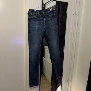 Mörkblå jeansbyxor - Snygga mörkblå jeans med en klassisk skinny passform. De är i väldigt bra skick och passar till allting! Hör av dig om det är något du undrar!!