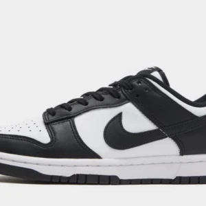 Nike Dunk i svart och vitt - Snygga Nike Dunk sneakers i klassisk svart och vit färgkombination. Skorna har en stilren design med snörning och den ikoniska Nike-loggan på sidan. Den är använd och är creaseade nypris 1499kr