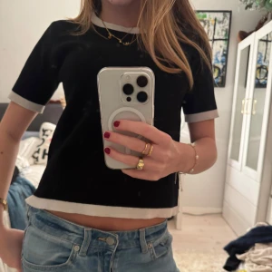 Svart och vit kortärmad topp - svartvit stickad topp/tshirt som passar till olika typer av sammanhang. Så snygg men kommer tyvärr ej till användning längre därav säljs den❤️❤️den har en liten slits på både sidorna skriv för bilder🥰