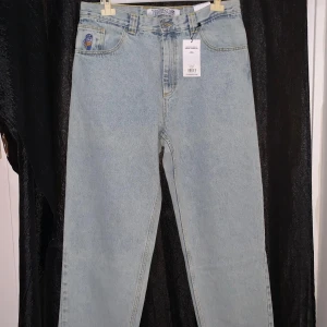 Blåa herrjeans - Baggy Herrjeans i storlek 34/32. Originalpris 900kr men jag säljer för 180kr. Längd 106cm. Midjemått 92cm. 💕 från märket 93 Denim. 