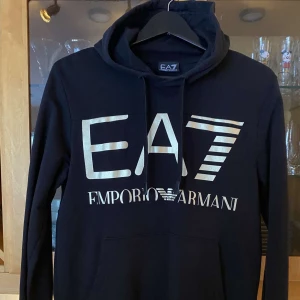 EA7 Emporio Armani hoodie - Säljer då den inte kommer till användning. Som ny, storlek S!
