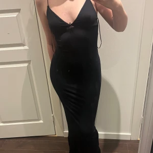 Svart maxiklänning - Vacker svart maxiklänning från Bershka! Storlek S och har prislapp kvar!